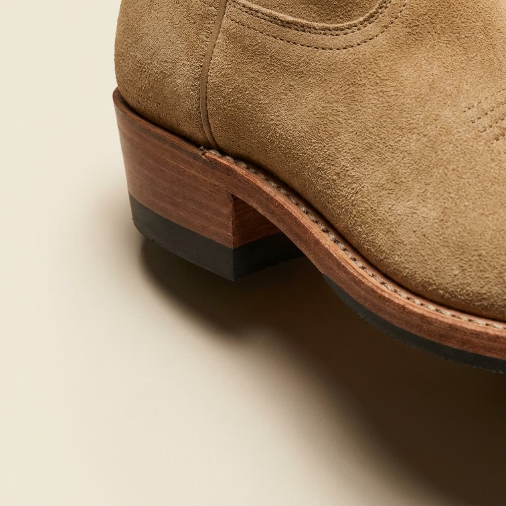 Hand-welt and sole-edge detail of The Juniper: hand-welted leather sole with a half-rubber heel, roughout suede in sand, water-resistant treatment